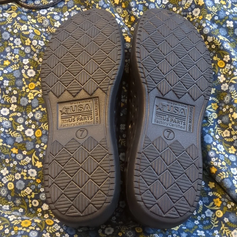 USA Women's Rubber Shoes (US7) - Picture 4 of 4